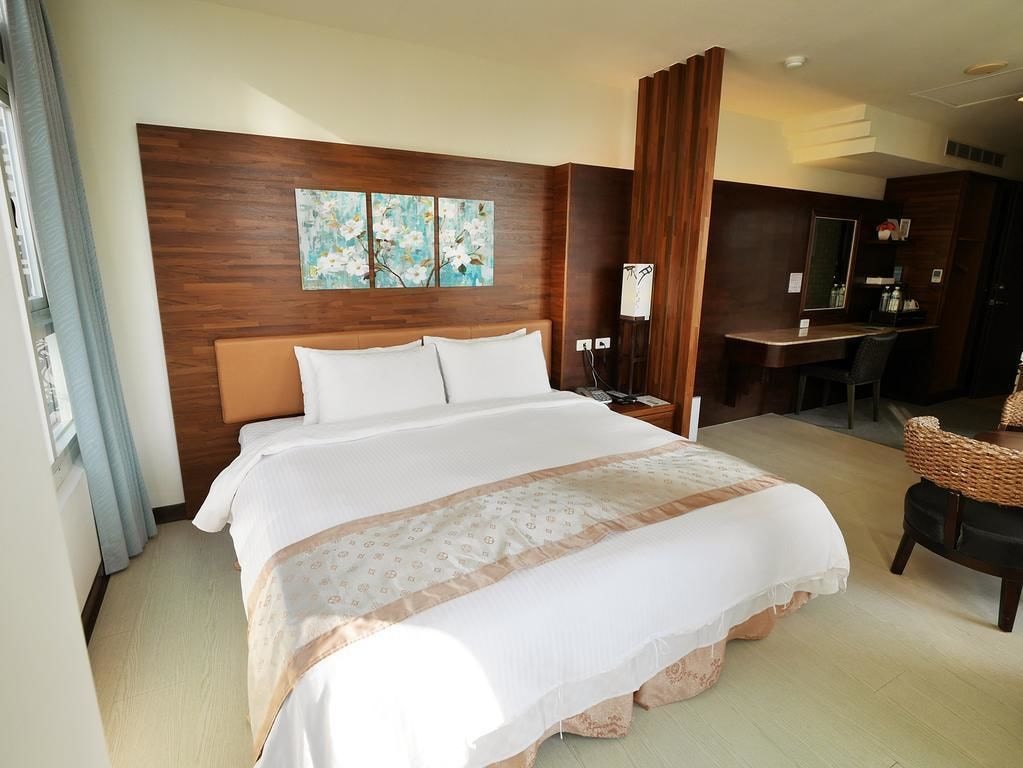 STANDARD, DOUBLE BED, LAKE VIEW