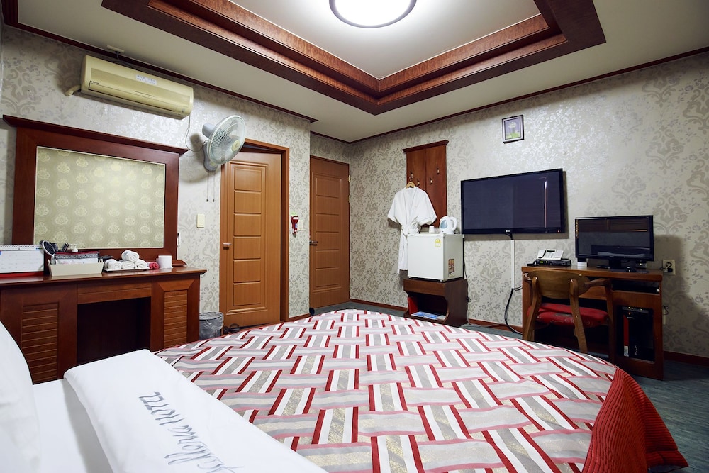 Galleria Hotel 4/56