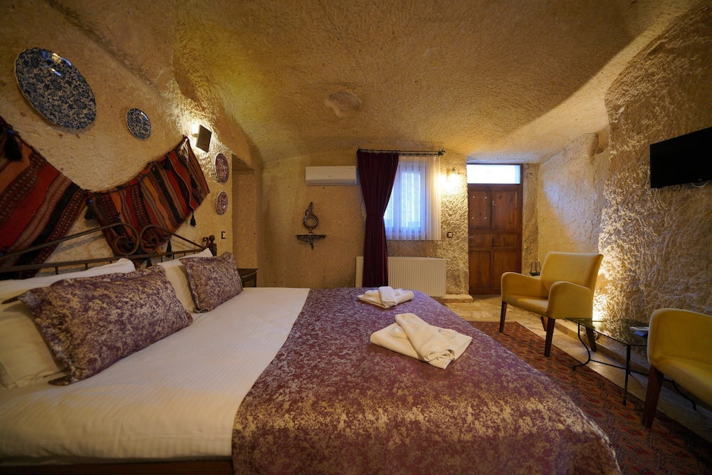 CAVE, DELUXE, DOUBLE BED, HOT TUB