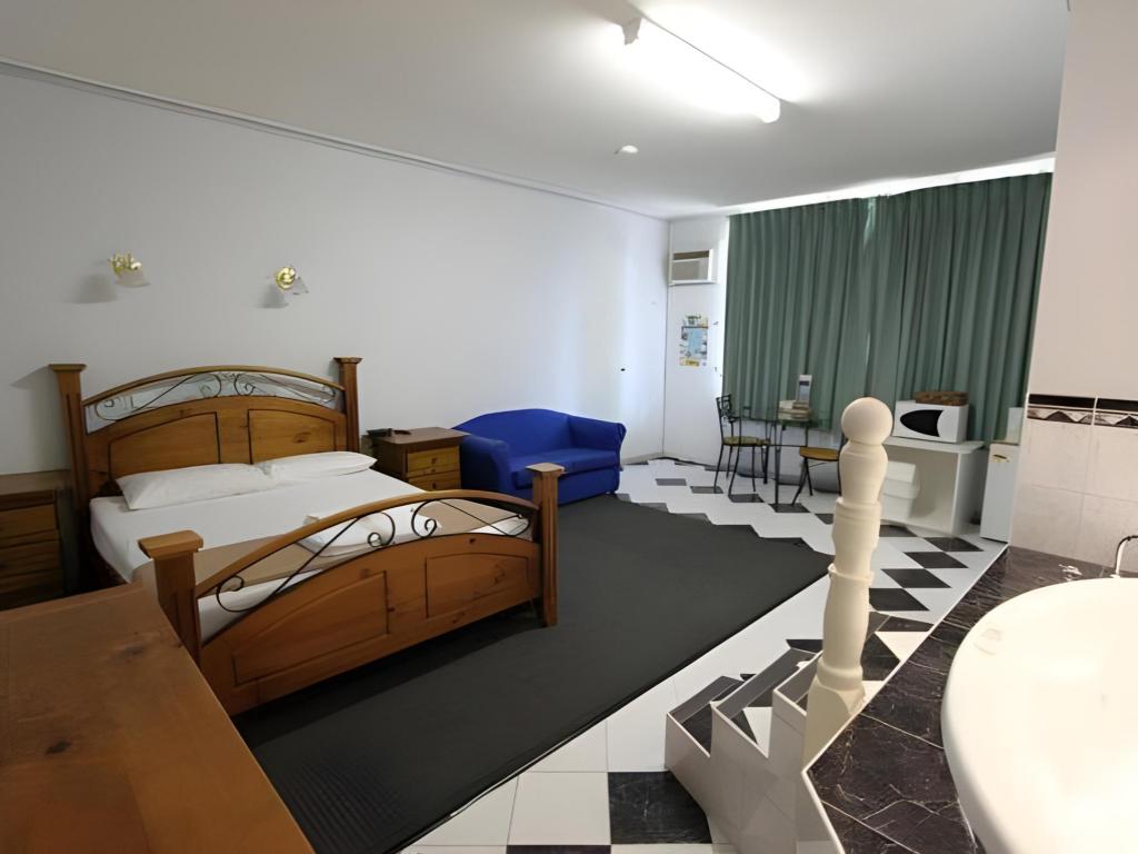 Lazy River Motor Inn 8/32