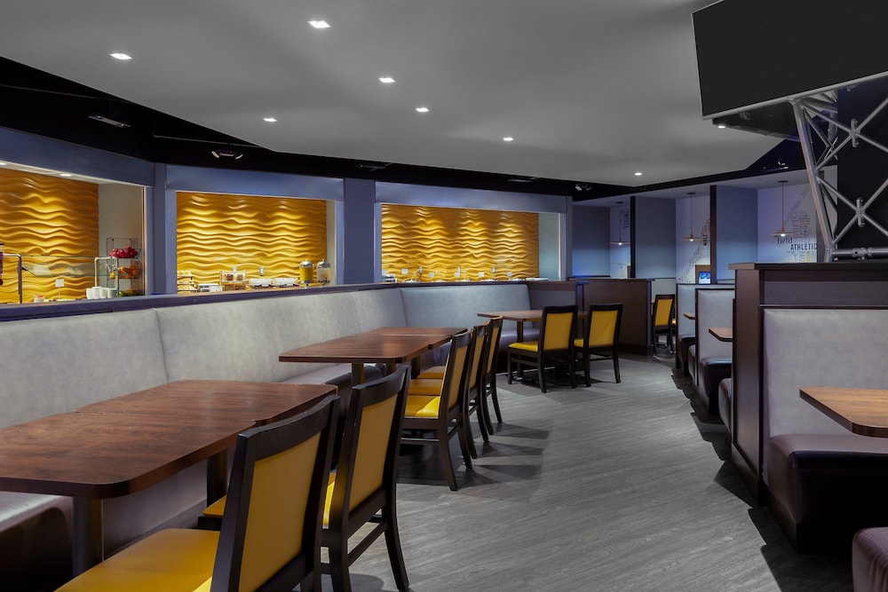 Holiday Inn La Mirada 36/54