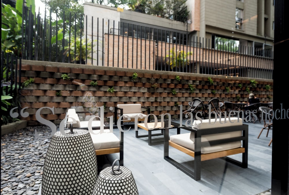 LETTERA HOTEL 37/50