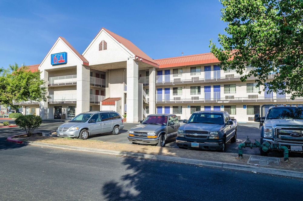Studio6 Fresno, CA - Extended Stay 30/37