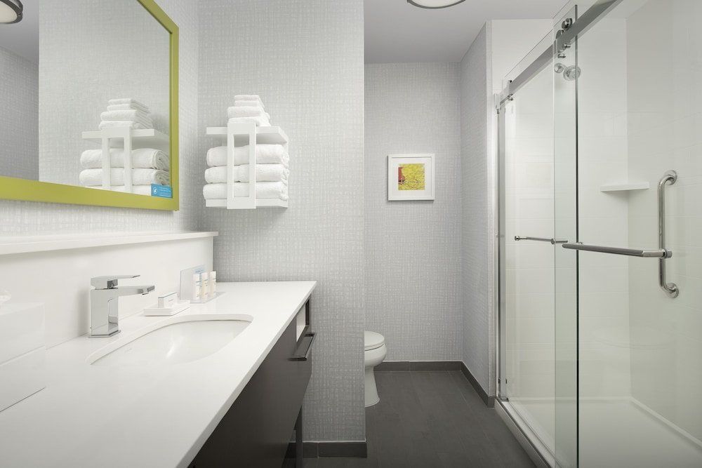 Hampton Inn Suites Charlotte Airport Lake Pointe 12/38
