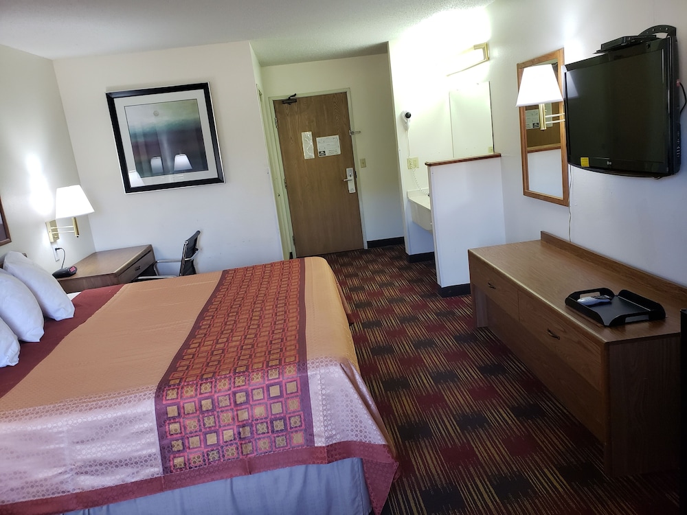 Americas Best Value Inn & Suites Harrisonville 20/33