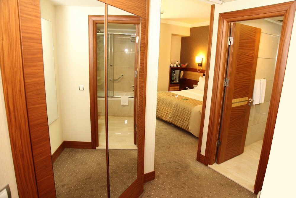 Armis Hotel 50/50