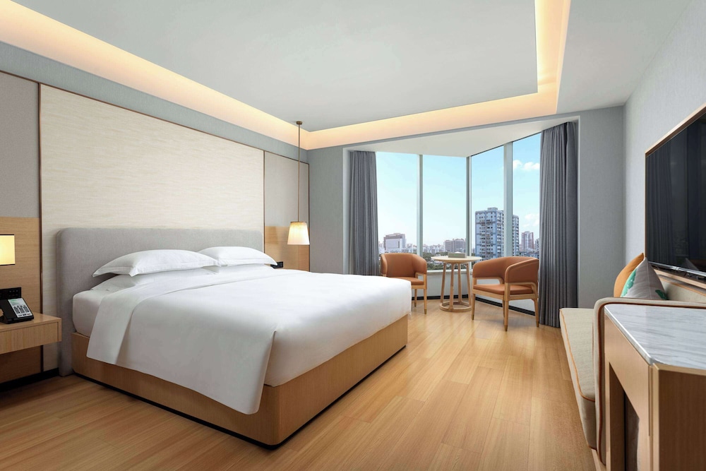 DELUXE, KING BED, CITY VIEW