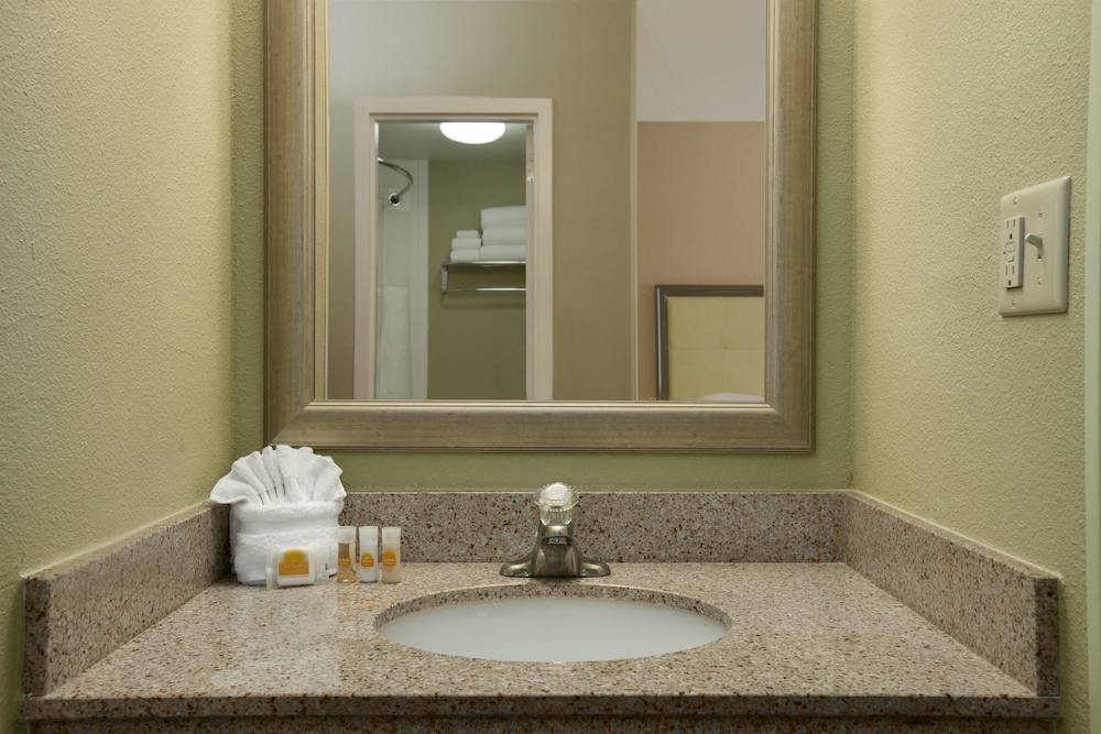 Days Inn By Wyndham Baltimore Inner Harbor 20/52