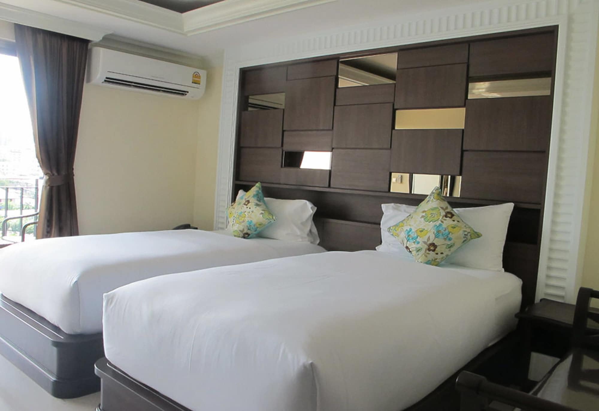 DELUXE, TWIN BEDS, CITY VIEW