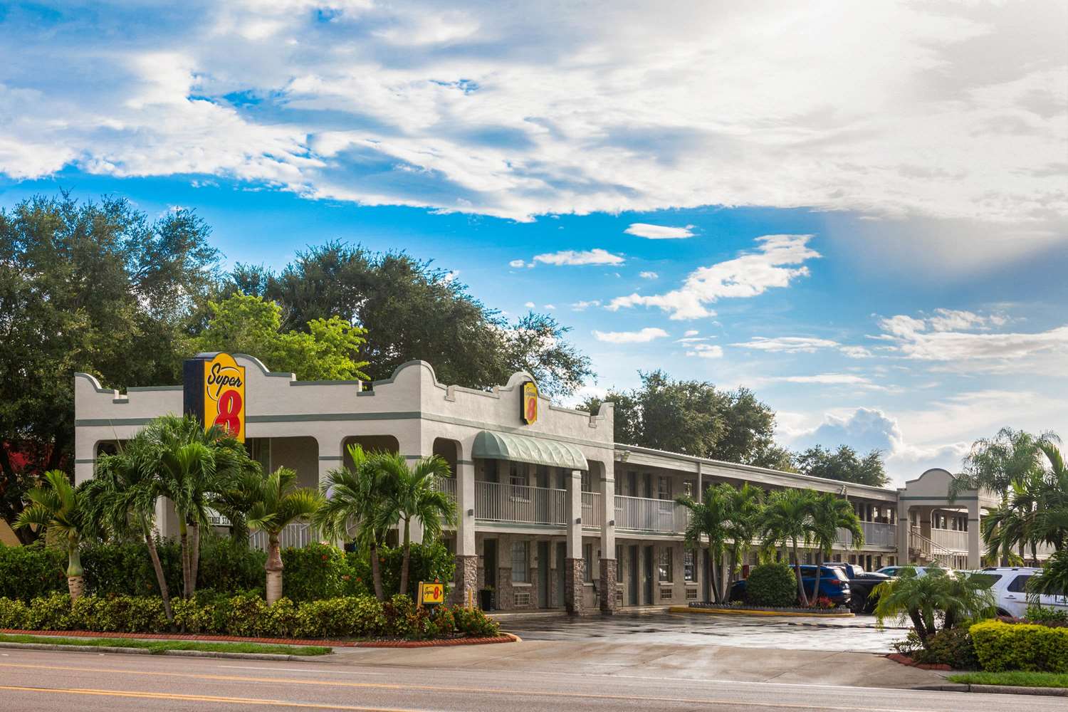 Super 8 By Wyndham Bradenton Sarasota Area 7/11