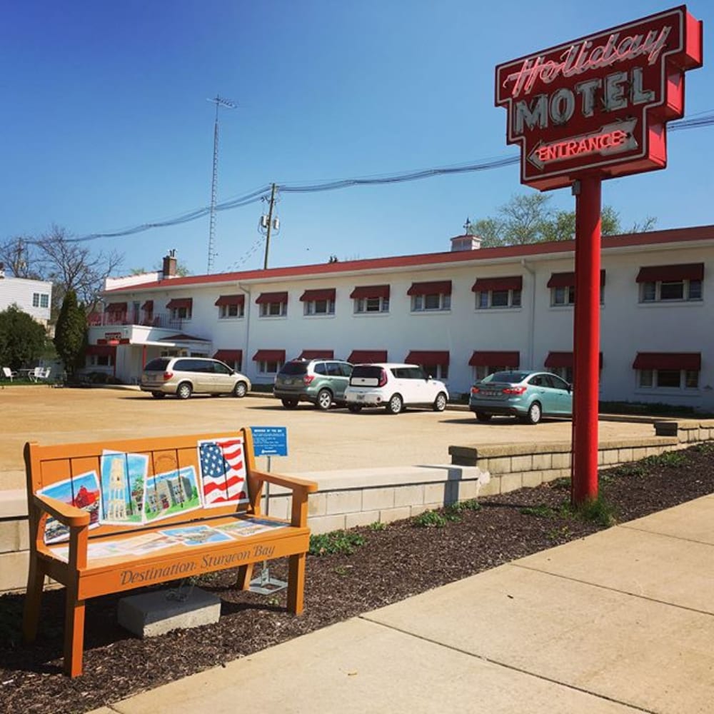 Holiday Music Motel 56/64
