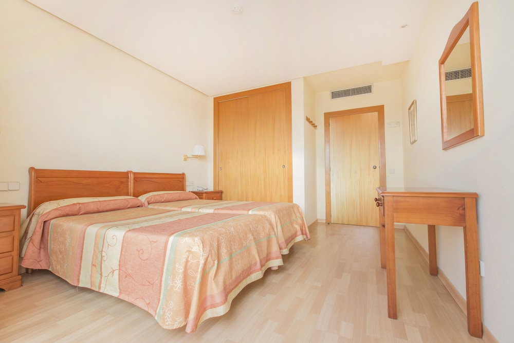Tres Anclas Apts 7/50