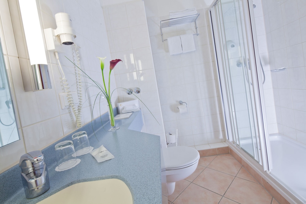 Comfort, Twin Beds, Kitchenette