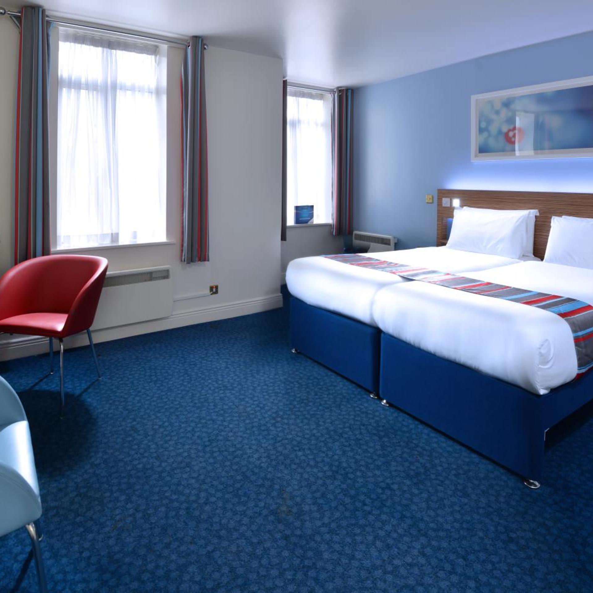 ROOM, TWIN BEDS, ADULT ONLY