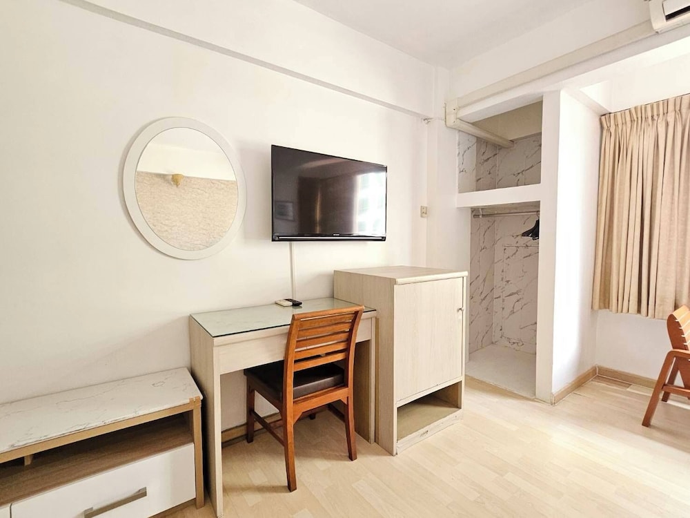 OYO 299 Crown BTS Nana Hotel 31/43