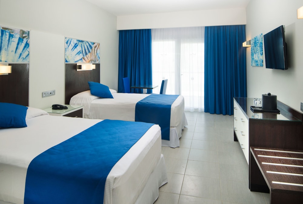 غرفة بسريرين مزدوجين