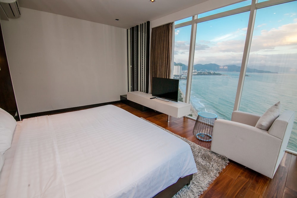 4 BEDROOMS, GRAND, SUITE