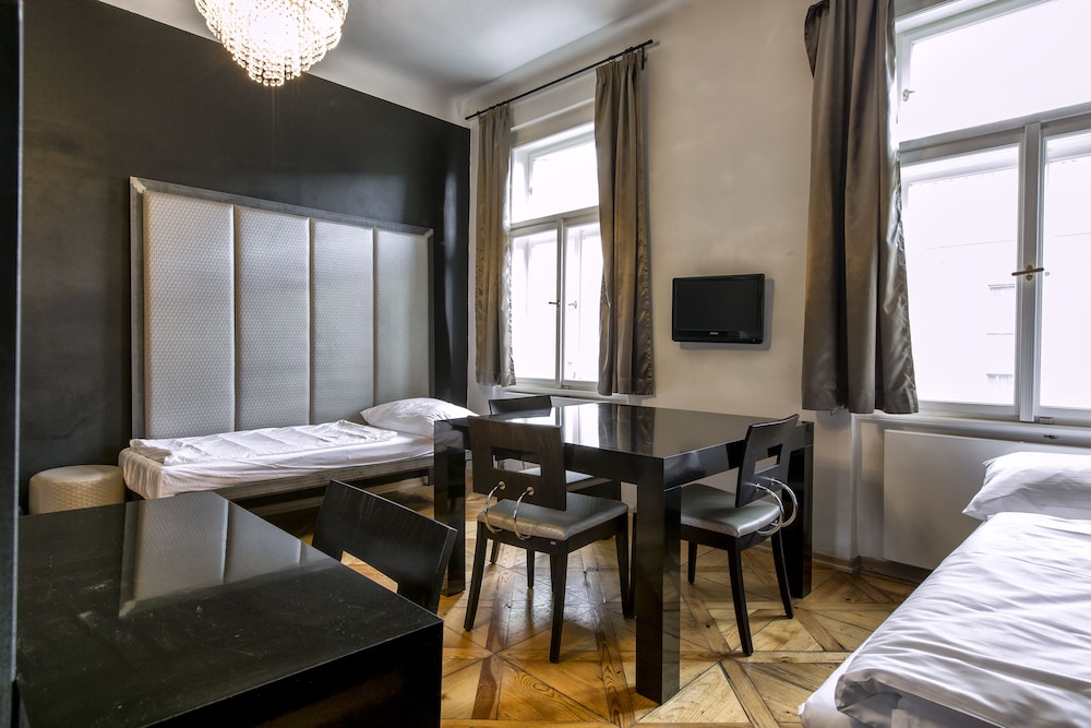 Sophie Apos S Hostel 50/71