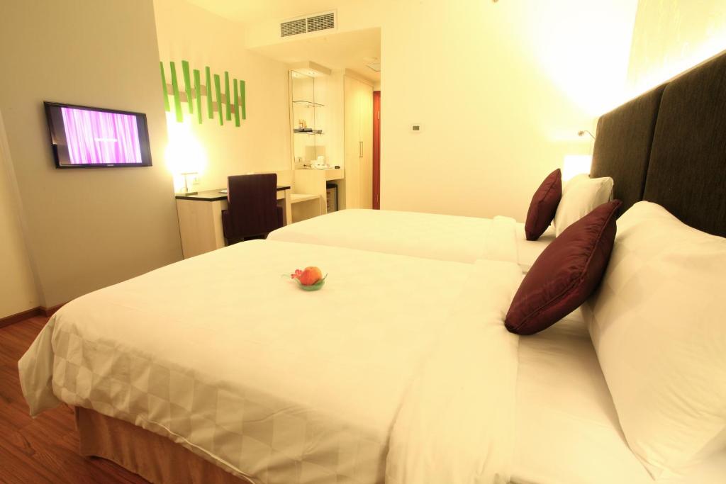 Deluxe, Twin Beds, Pool View, FUGO Hotel Banjarmasin (ex Mercure Banjarmasin) 2/2