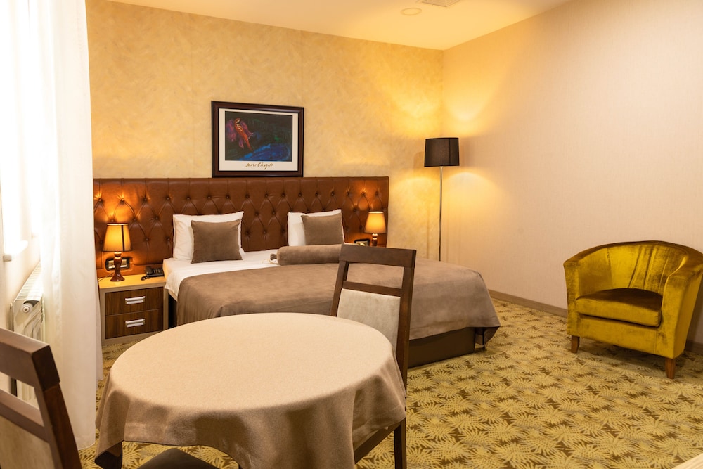 West Shine Hotel 43/48