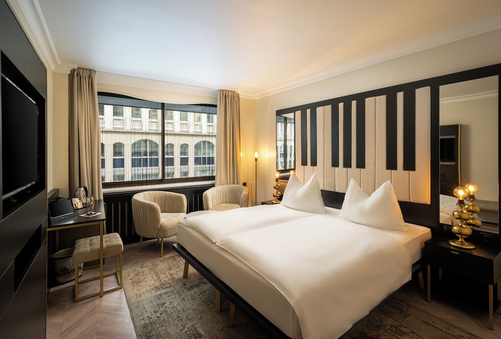 SUPERIOR, QUEEN BED