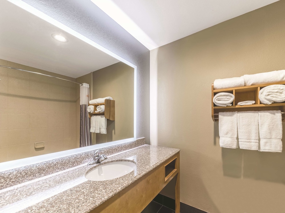 La Quinta Inn & Suites by Wyndham Tulsa - Catoosa Route 66 12/36