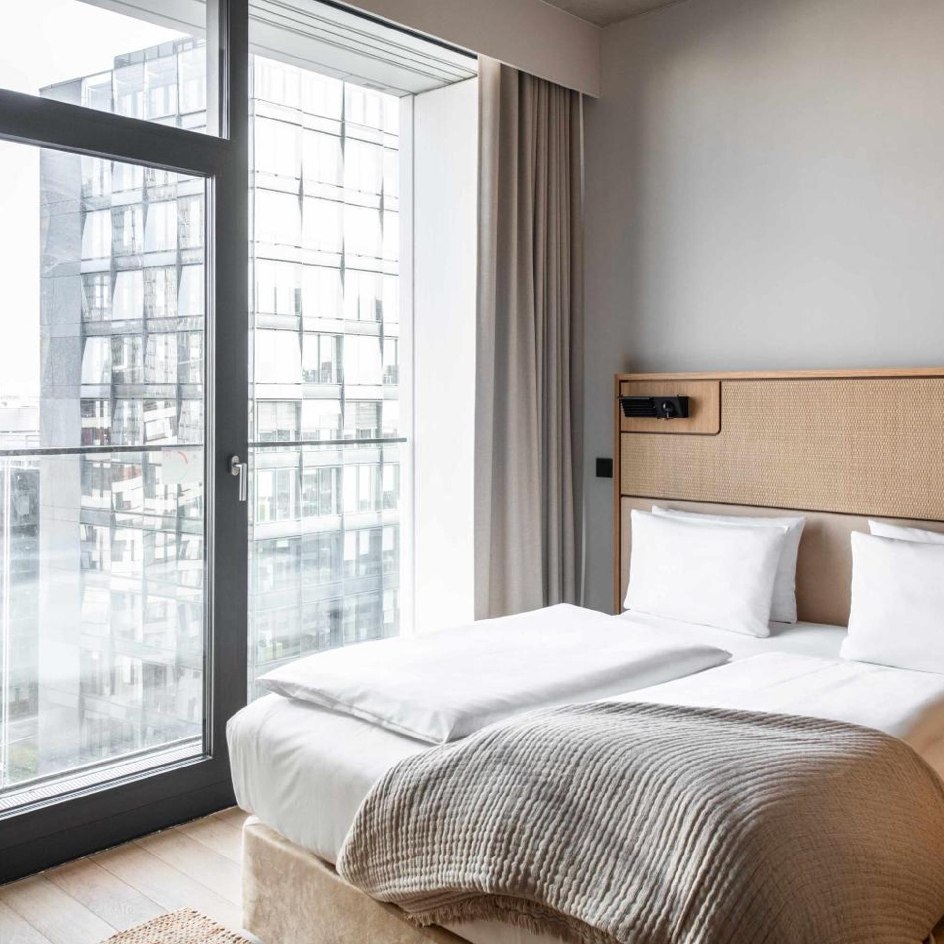 Suite, King Bed, City View