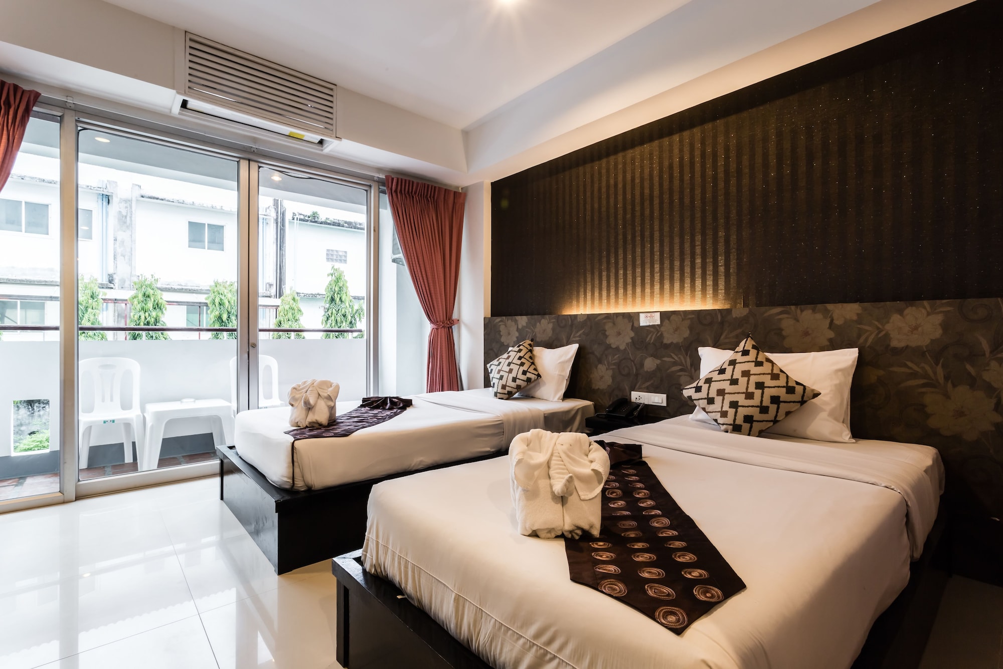 DELUXE, TWIN BEDS