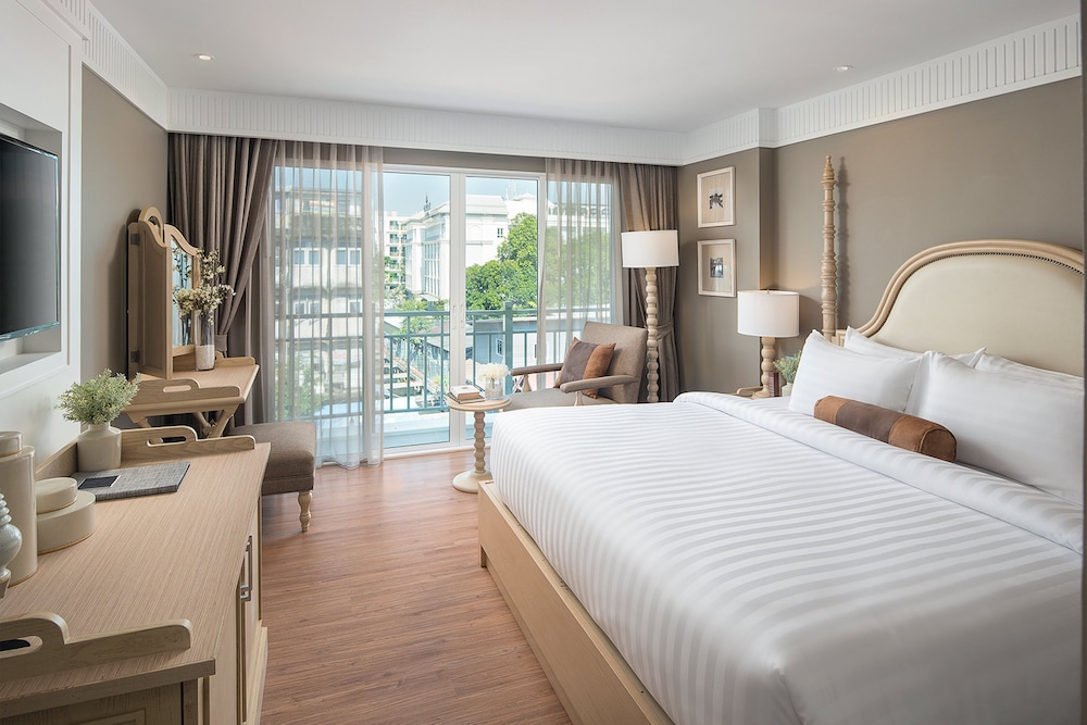 DELUXE, KING BED, RIVERSIDE