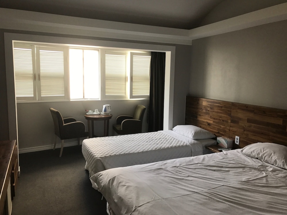 ROOM, TWIN BEDS