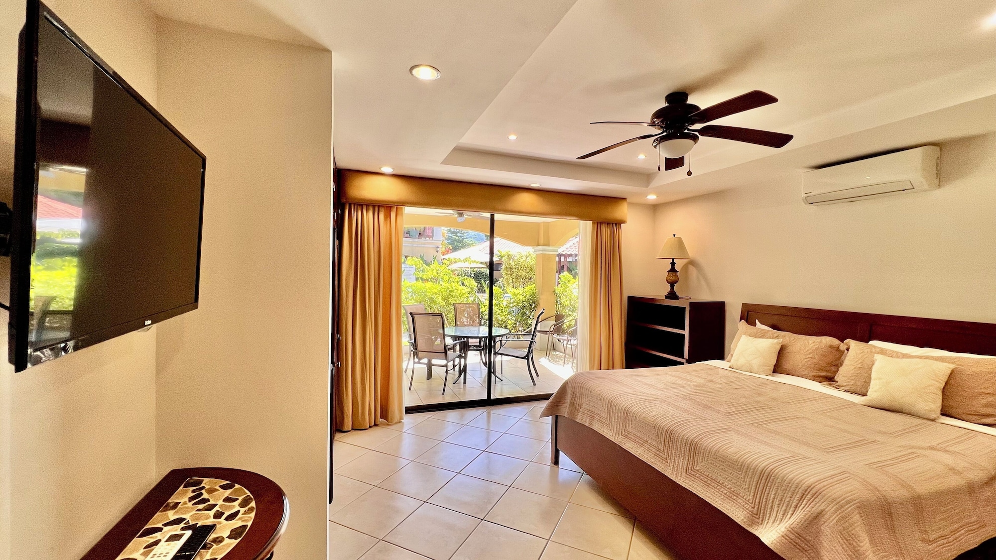CONDO, FAMILY, POOL SIDE