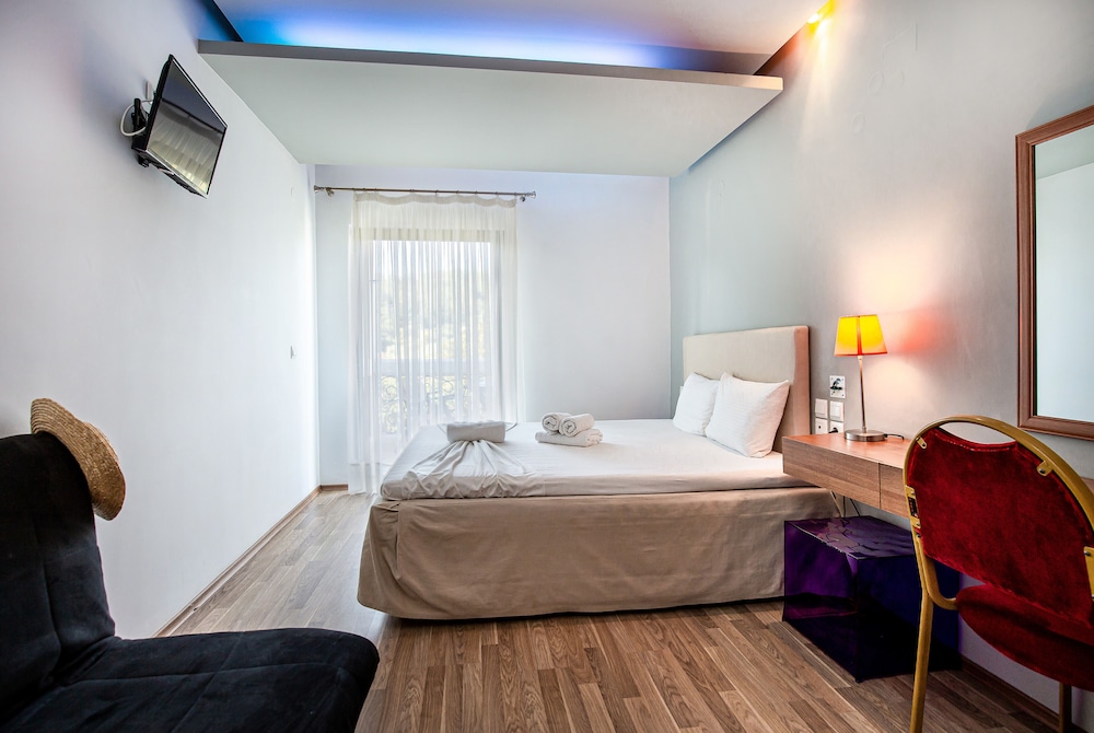 Kamari Beach Hotel 24/65