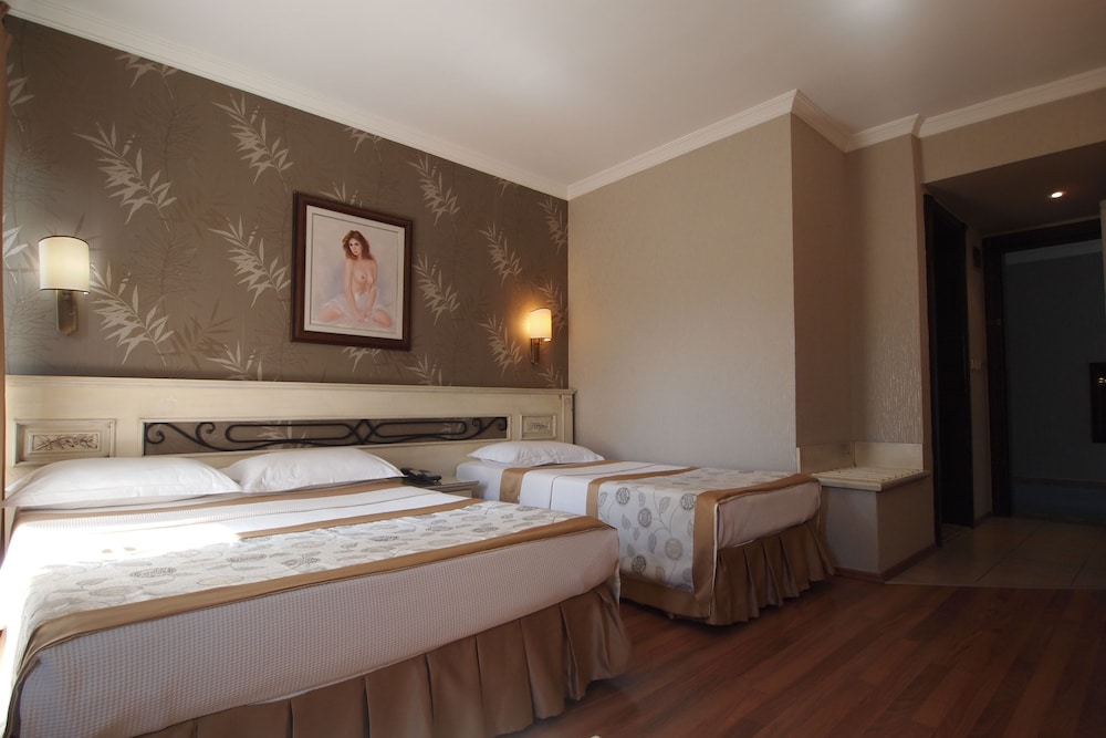 Romance Hotel 26/82