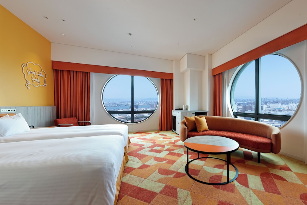 PREMIER, TWIN BEDS, TOP FLOOR, CORNER