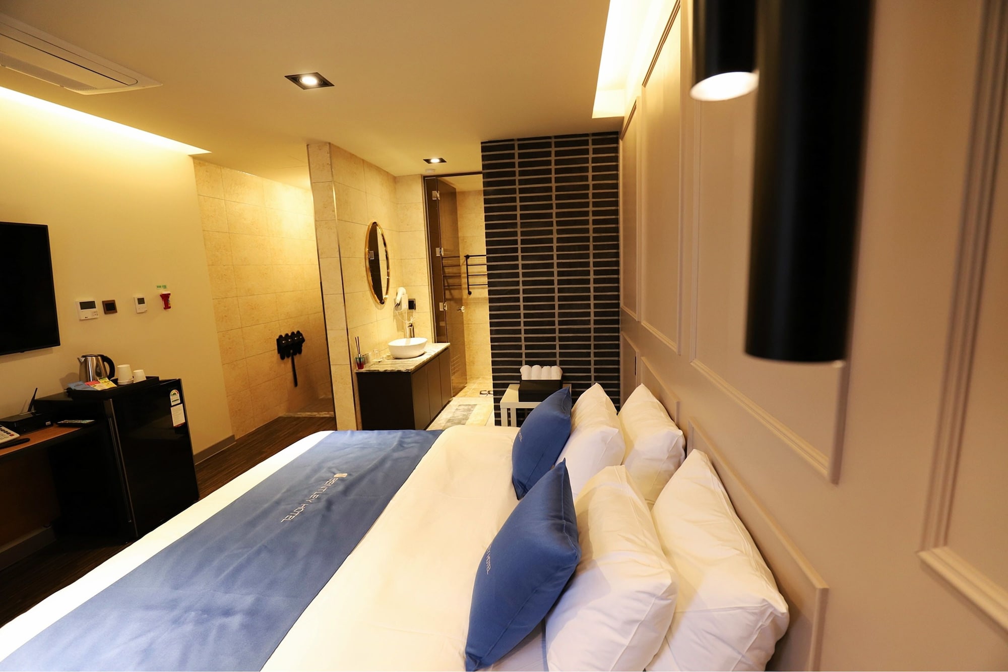 ROOM, KING BED