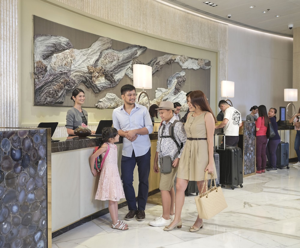 Shangri La At the Fort Manila 76/111
