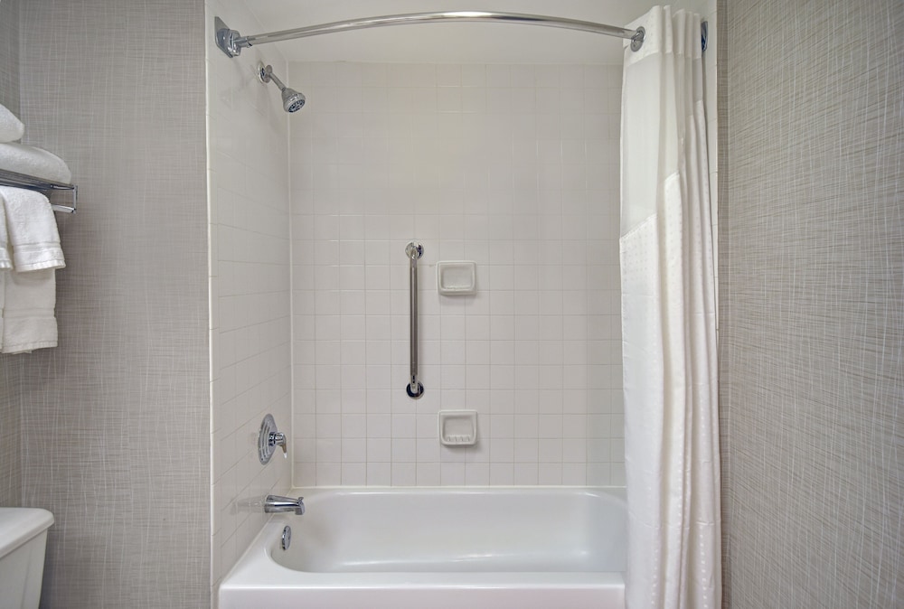 Holiday Inn Express and Suites Cincinnati Riverfront, an IHG Hotel 13/64