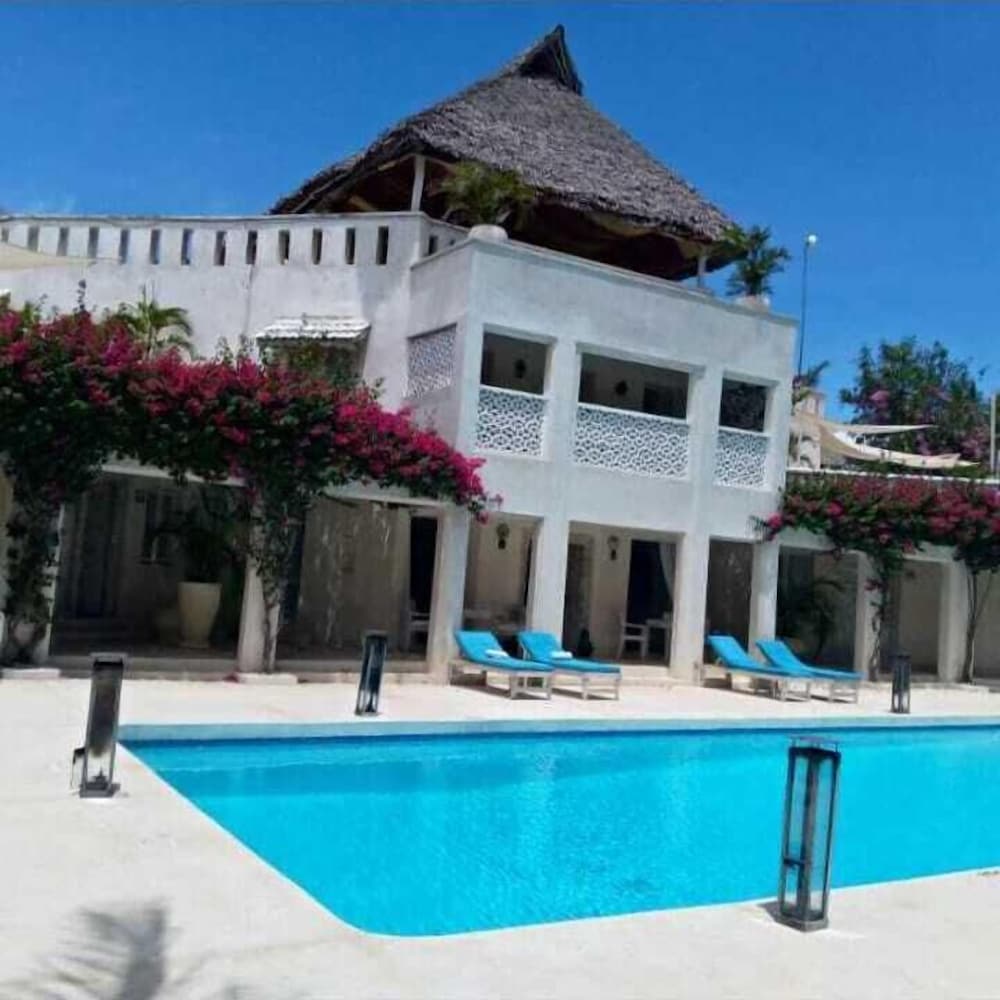 The Villa Luxury Suites Hotel 38/43