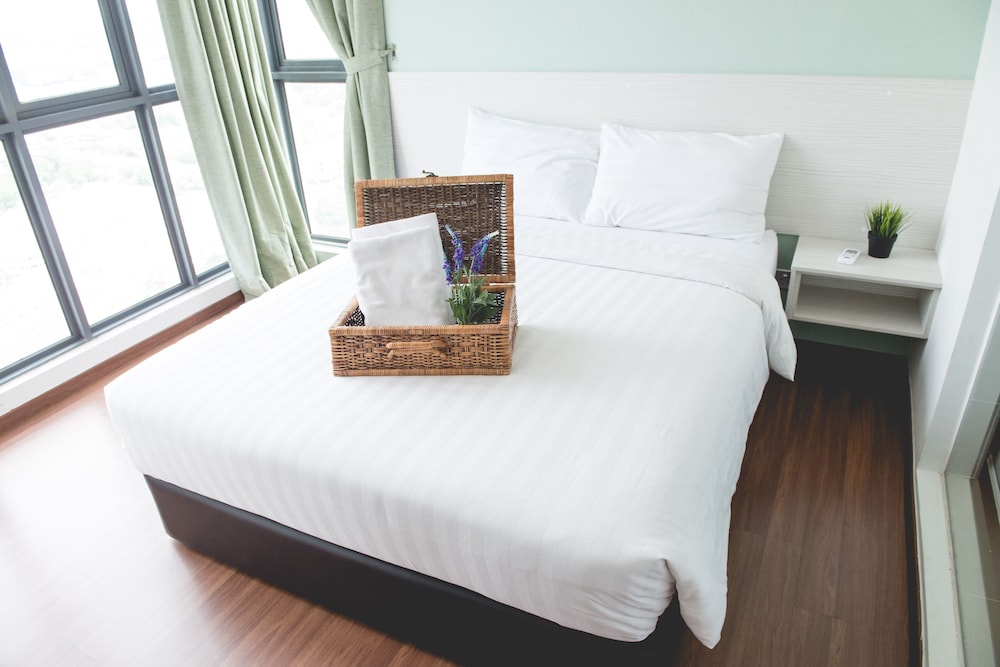 One Amerin Mall & Suites 5/50
