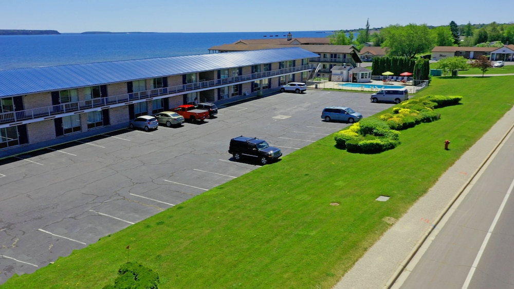 Days Inn Suites By Wyndham St Ignace Lakefront 34/50