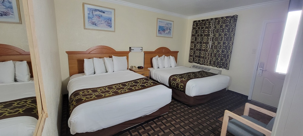 FAMILY SUITE, DELUXE, 3 QUEEN BEDS, KITCHENETTE