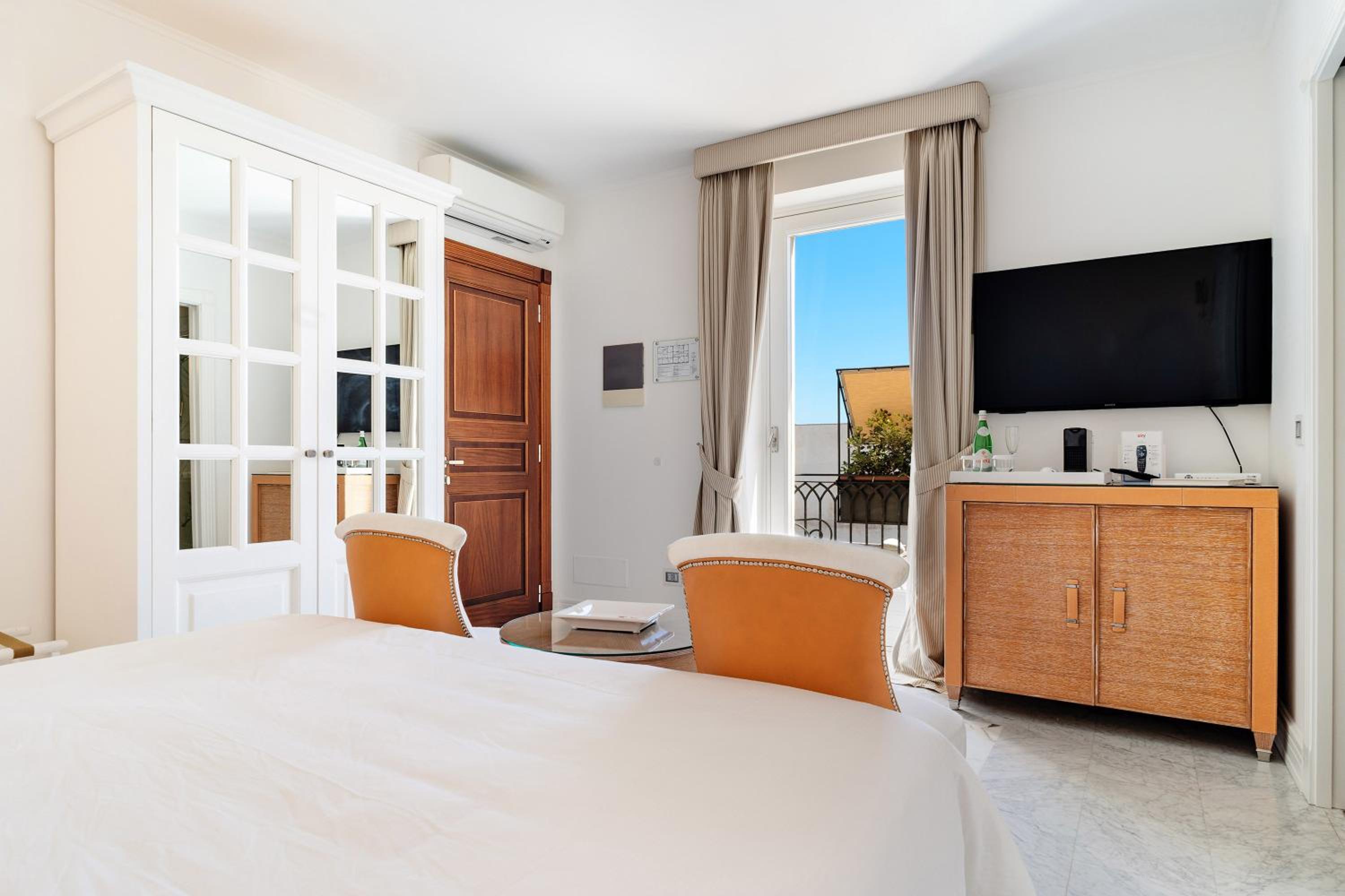 DELUXE, DOUBLE BED