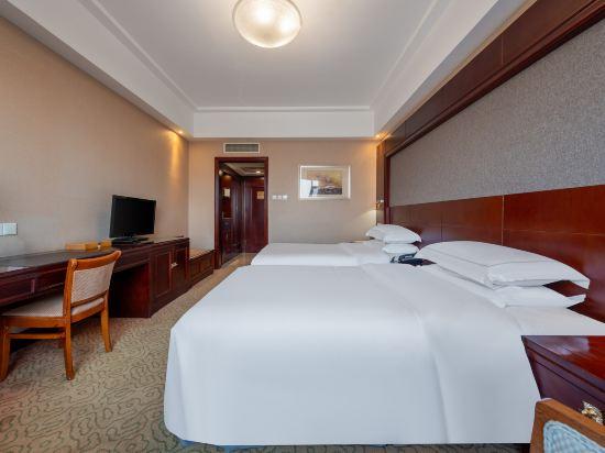 غرفة بسريرين منفصلين بإطلالة على البحر، Yantai Golden Gulf Hotel 2/2