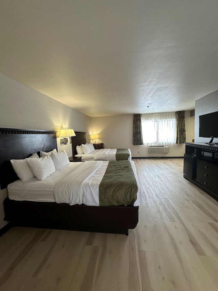 Deluxe, 2 Queen Beds
