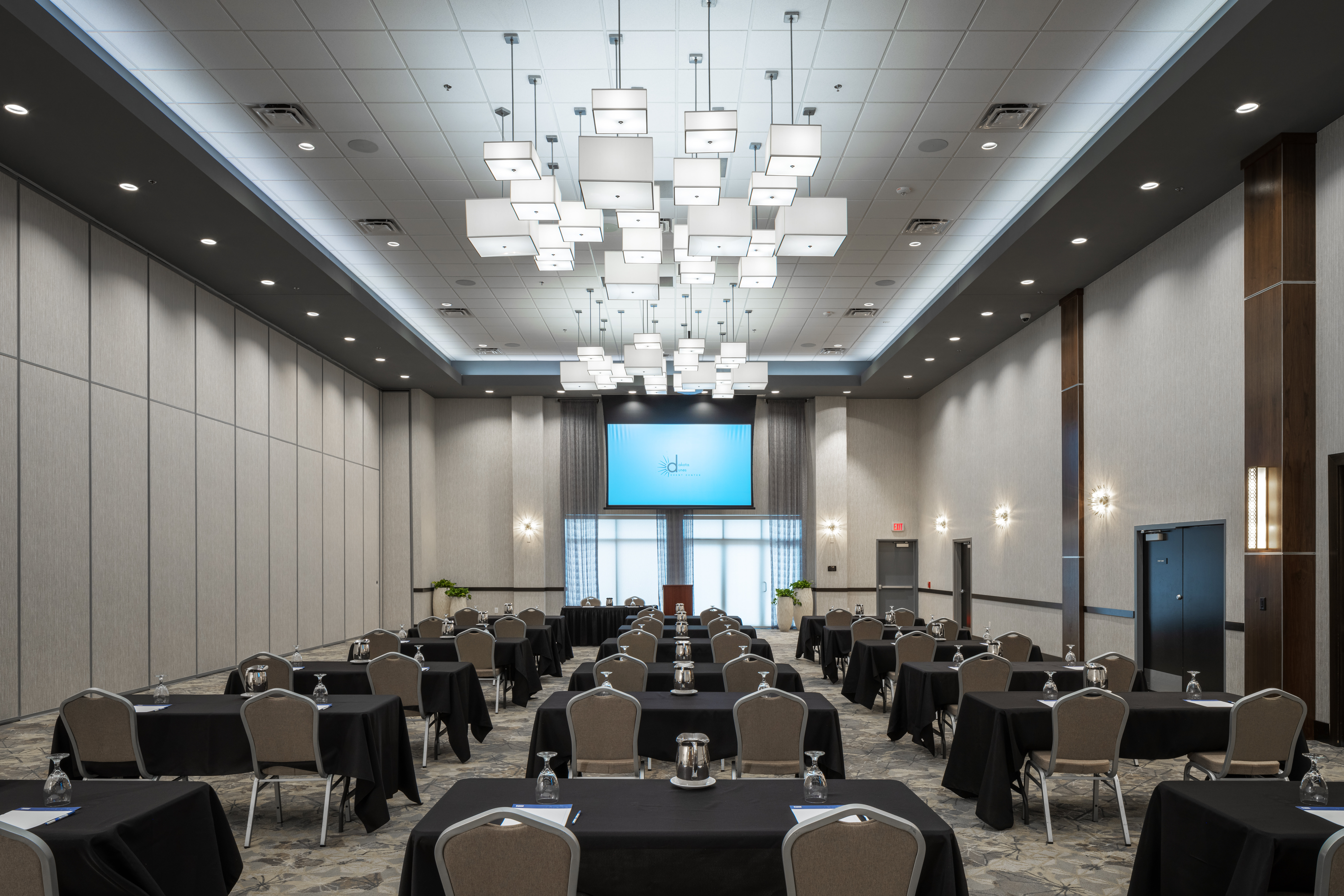 Holiday Inn Express and Suites Sioux City North Event Center an IHG Hotel 54/70