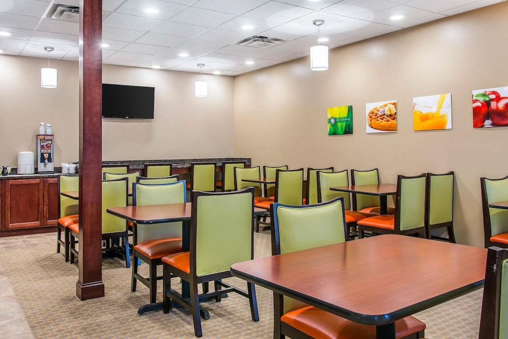 Quality Inn & Suites Houghton Downtown 38/50