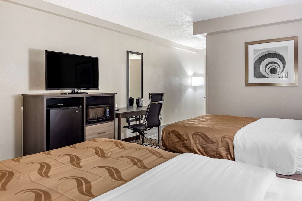 Quality Inn & Suites Spring Lake - Fayetteville near Fort Bragg 16/41