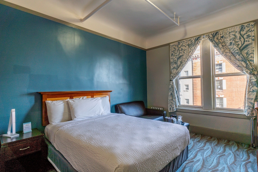 DELUXE, QUEEN BED, CITY VIEW, SOFA