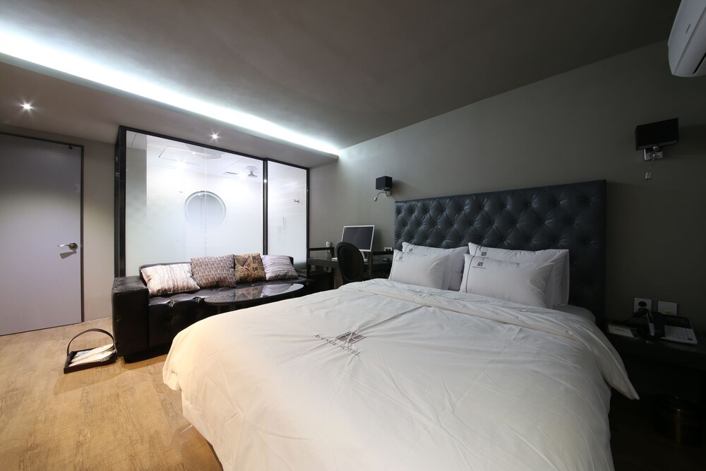 Avenue Hotel 12/41