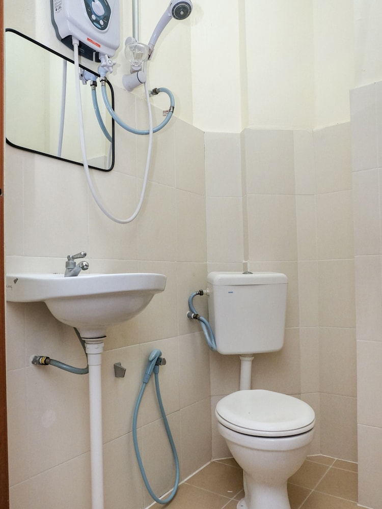 OYO 90180 Gemilang Hotel Kerteh 27/29